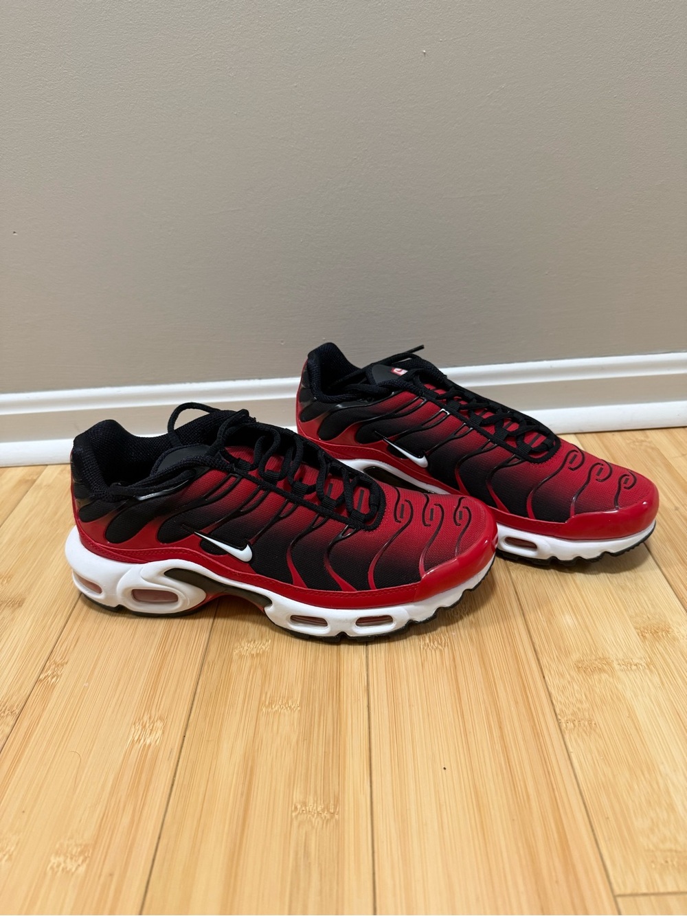 Nike women’s Air MAX plus University Red Black Size 9 (WITHOUT BOX)